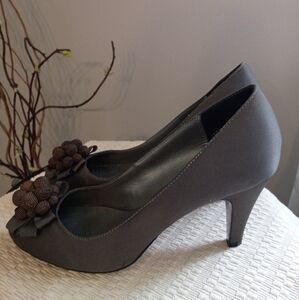 Andre Elegant Gray  Women's Heels with Floral Detail Size39/8,5 Feel Like 8